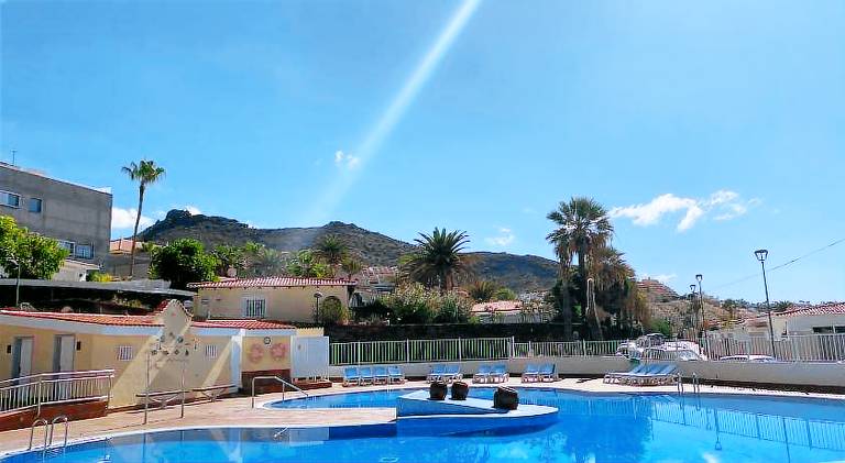 Vacation home with pool — photo 2