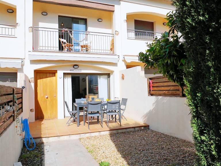Charming vacation home with yard & pool | Pets allowed — photo 4