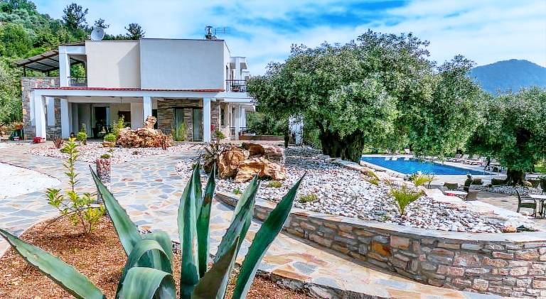 Holiday apartment with pool, barbeque & patio | Pet-friendly in Thasos