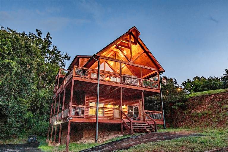 Children-friendly wonderful cabin with private pool & terrace | Pets are welcome in Pigeon Forge, TN