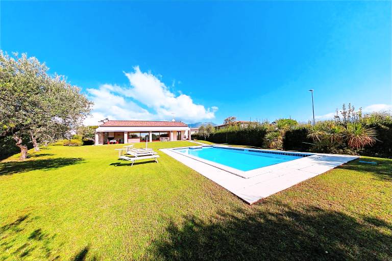 Villa with BBQ, patio & garden — photo 3