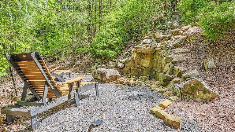 Family-friendly cabin with hot tub, patio & BBQ | River view | Pets are welcome — photo 5