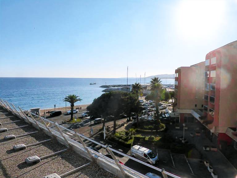 Fully equipped holiday apartment with yard & patio | Garden view | Pet-friendly — photo 2