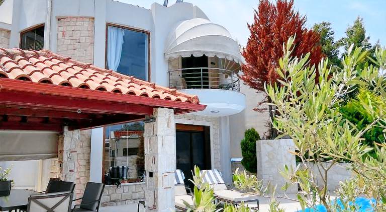 Villa with private pool, barbeque & yard — photo 5