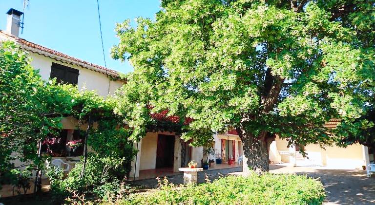 House with patio, hot tub & garden in Arles
