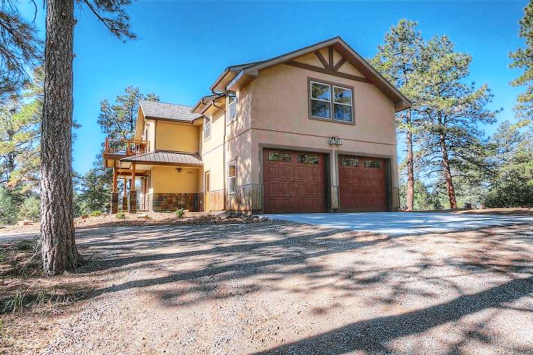 Custom Home - 3 Acres - 9 Min to DGO - Hot Tub/Fire Pit/Ping Pong/Arcade Game in Durango, CO