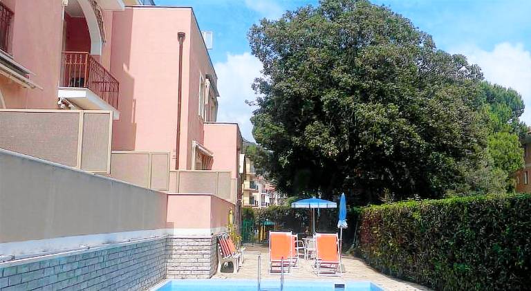 Serviced apartment with garden, pool & patio | Close to the beach | Perfect for remote work | Pet-friendly in Loano