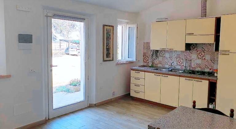 Vacation home with barbeque & yard — photo 4