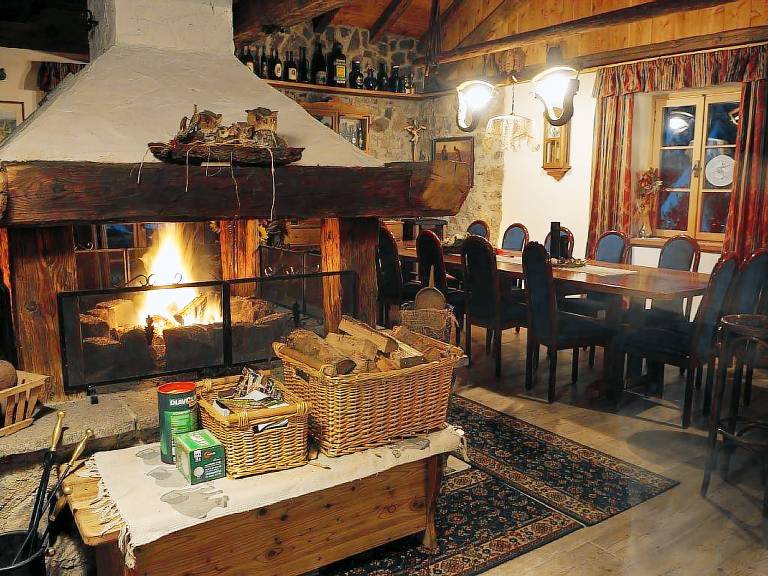 Chalet with patio, yard & barbeque — photo 4