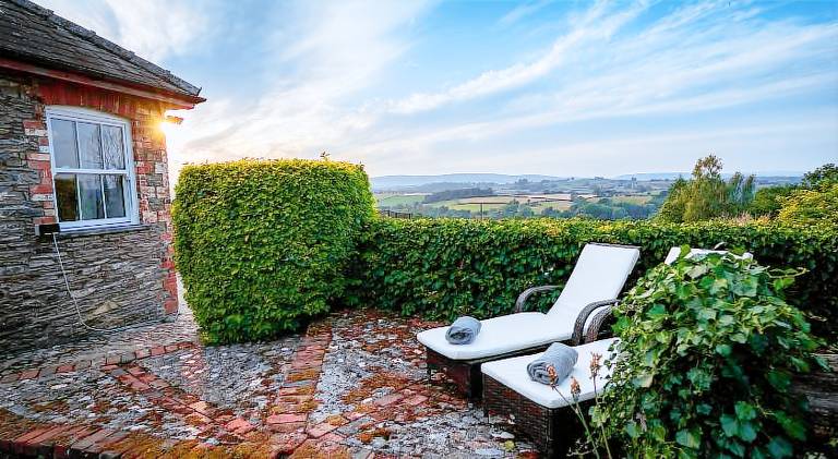 House with jacuzzi — photo 4