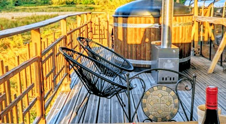 Lodge with yard, hot tub & terrace | Pets allowed — photo 5