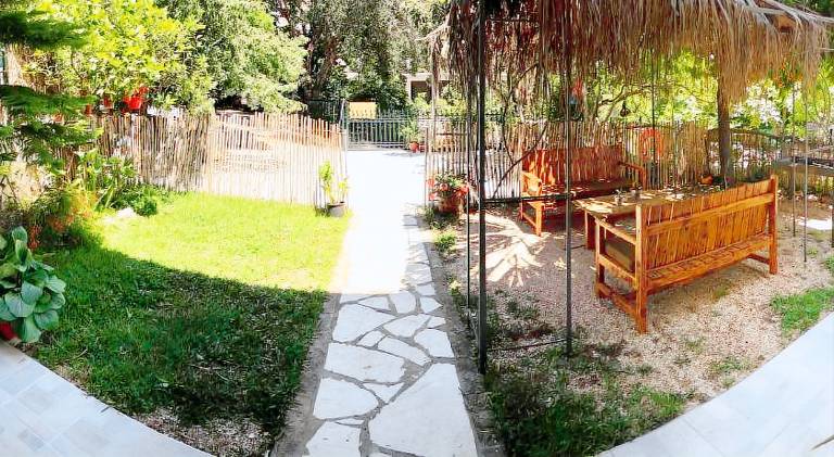 Rental apartment with yard & barbeque — photo 4