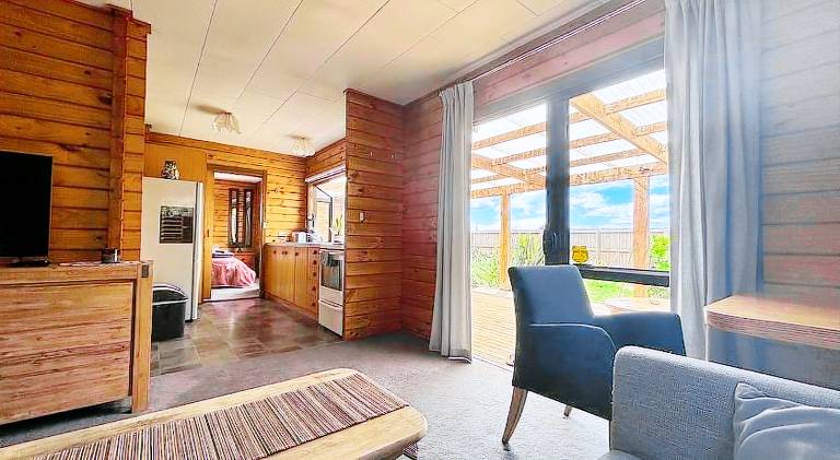 Chalet with jacuzzi in Christchurch