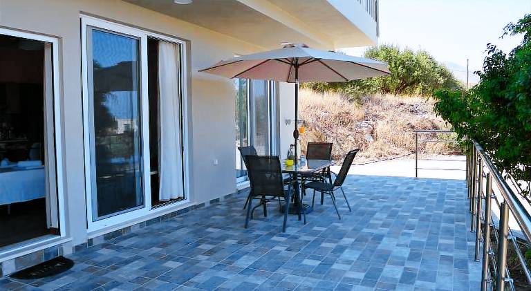 Apartment with terrace & yard — photo 4
