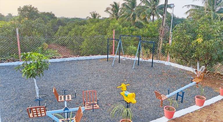 Farm with yard & pool — photo 2