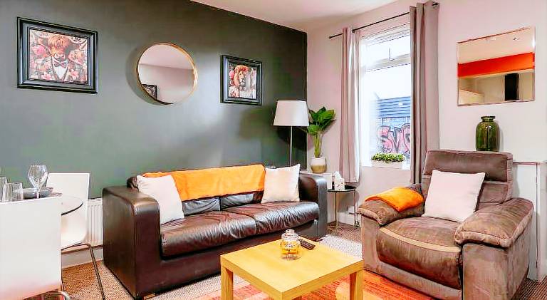 2 Bed Mid-Terrace House with Free Parking — photo 2