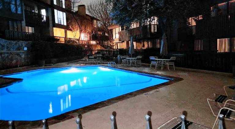 Spacious rental apartment with hot tub & pool | Pet-friendly — photo 3