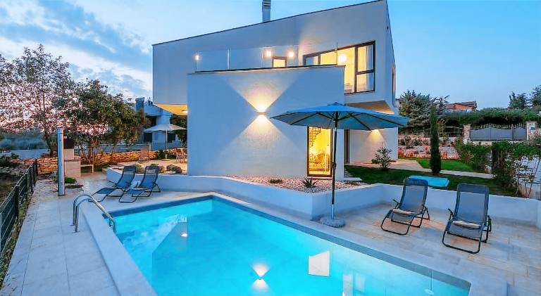Villa with pool — photo 3