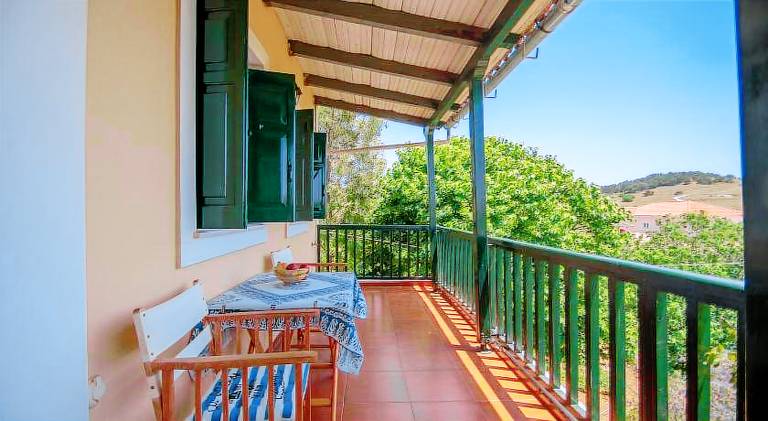 Holiday apartment with patio & garden — photo 2
