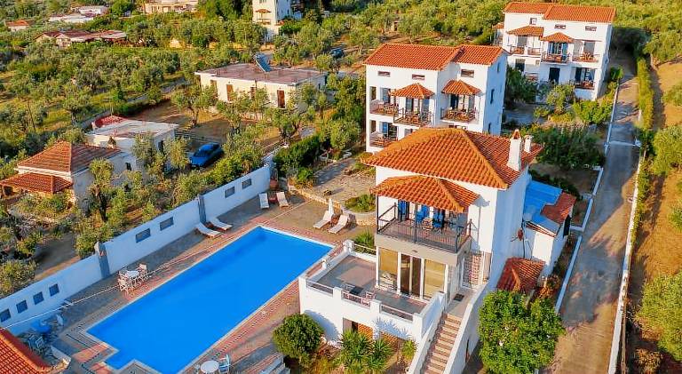 Serviced apartment with patio, BBQ & pool | Dogs allowed — photo 3