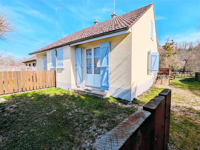 Cottage with yard & BBQ in Chateauroux