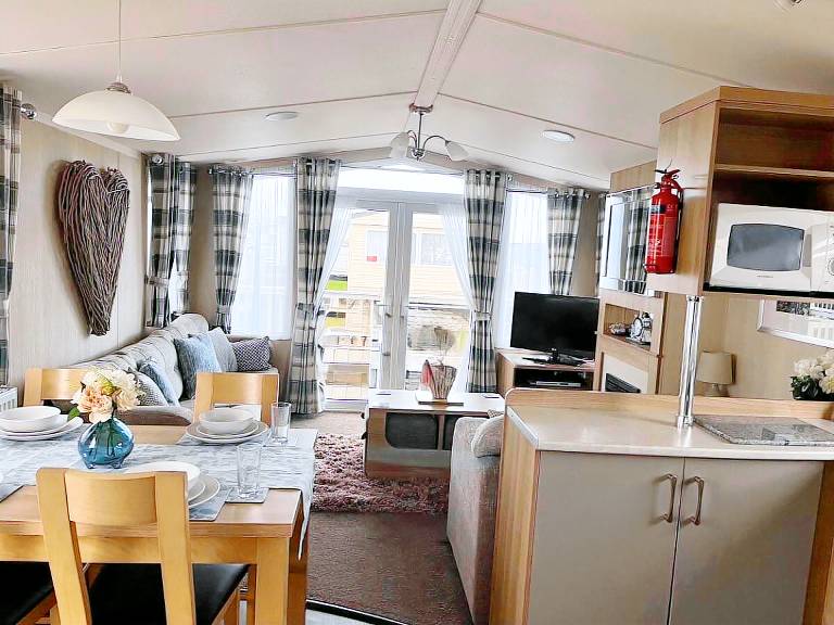 Cottage with pool & yard | Beach view in Skegness
