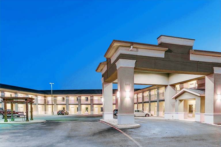 Super 8 By Wyndham Cotulla Tx — photo 3