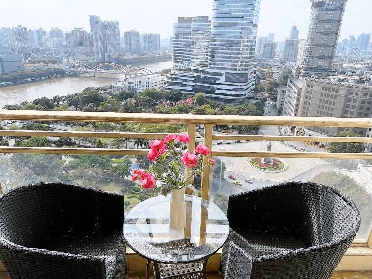 Serviced apartment with patio — photo 4