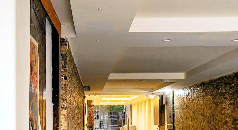 De Manora Homes - Unpretentious hotel with a garden, posh area Ranjit Avenue — photo 5