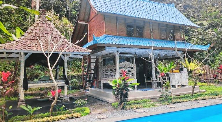 Villa with pool — photo 5