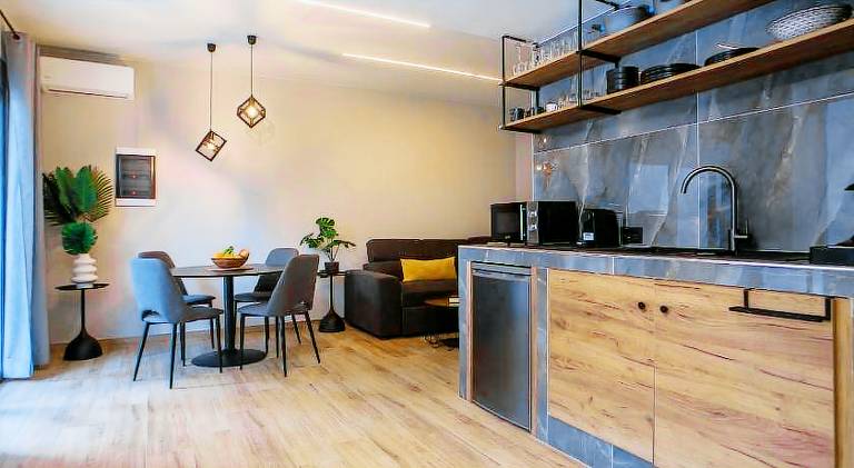 Holiday apartment with patio & hot tub — photo 5
