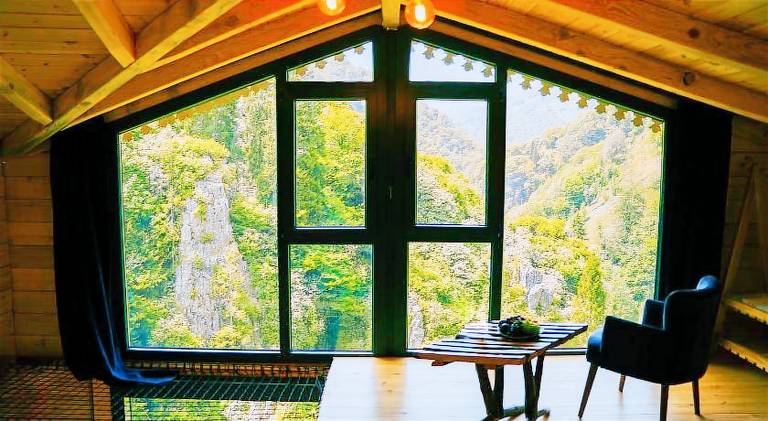 Chalet with hot tub, terrace & yard | Pets allowed — photo 5