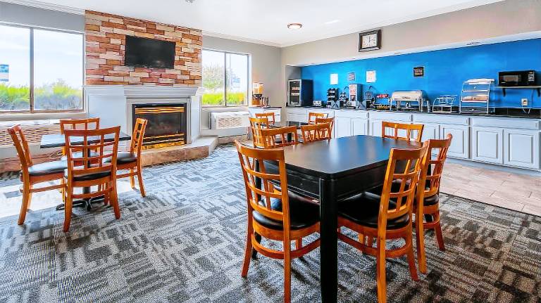 Clarion Pointe Evansville North — photo 3