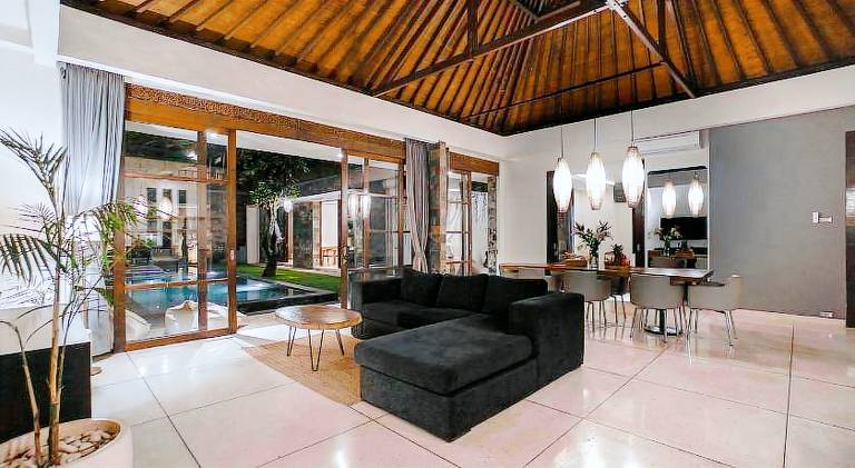 Villa with pool — photo 4