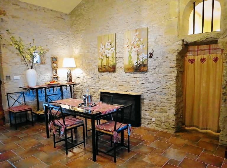 Gite with barbecue, terrace & yard — photo 5