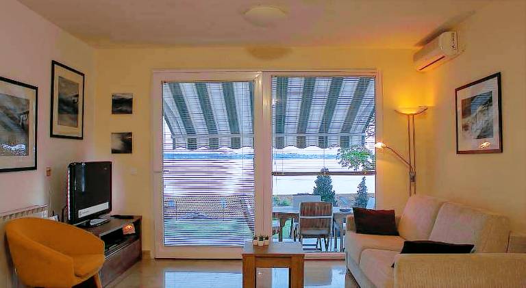 Holiday apartment with patio & garden — photo 2