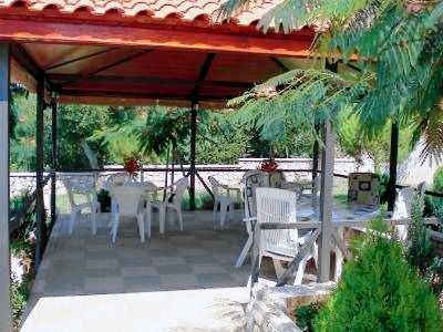 Rental apartment with patio — photo 4