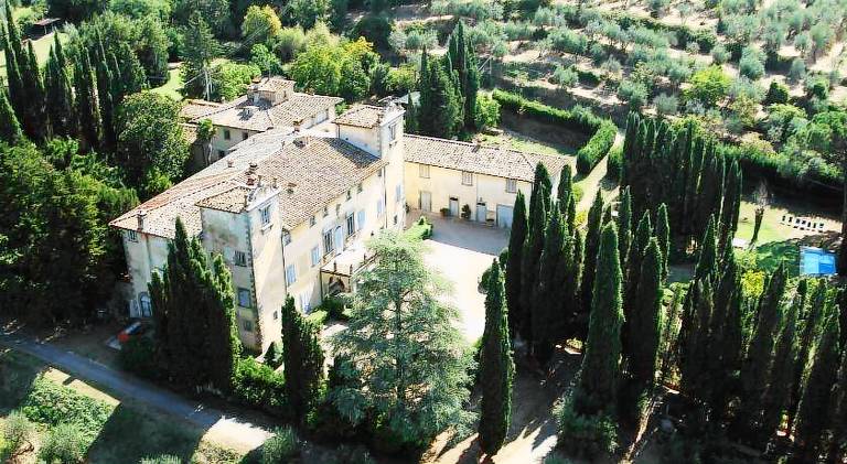 Farm with jacuzzi, yard & BBQ in Reggello