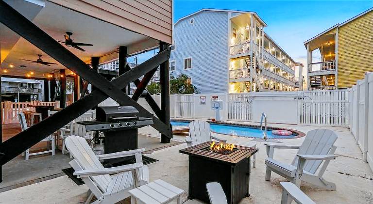 Spacious vacation home with pool | Beach nearby | Pet-friendly — photo 4