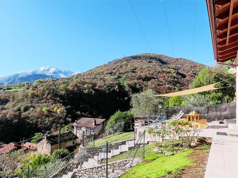 Fully equipped beautiful vacation home with BBQ, patio & yard | Mountain view | Dogs allowed — photo 2