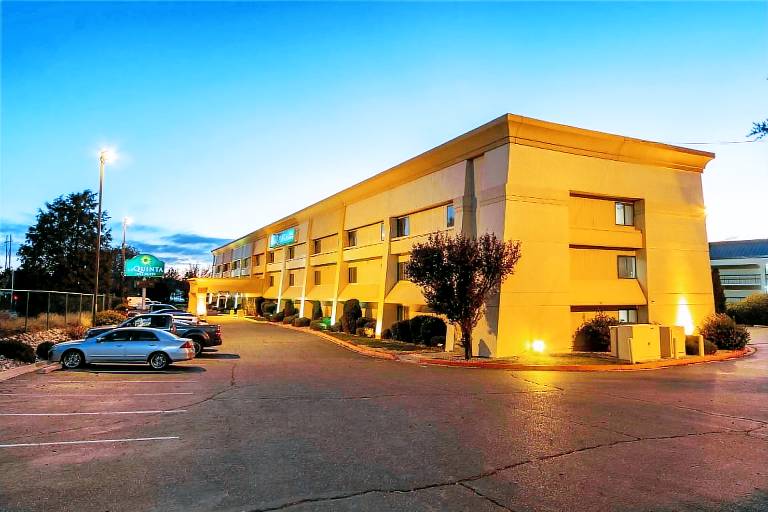 La Quinta Inn & Suites by Wyndham Albuquerque Journal Ctr NW — photo 3