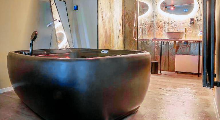 Chalet with hot tub | Pet-friendly — photo 3