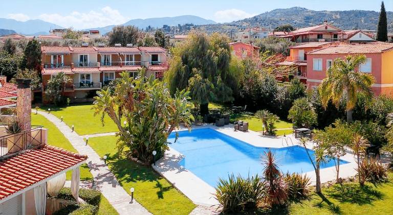 Holiday apartment with patio, garden & pool | Dogs allowed — photo 4