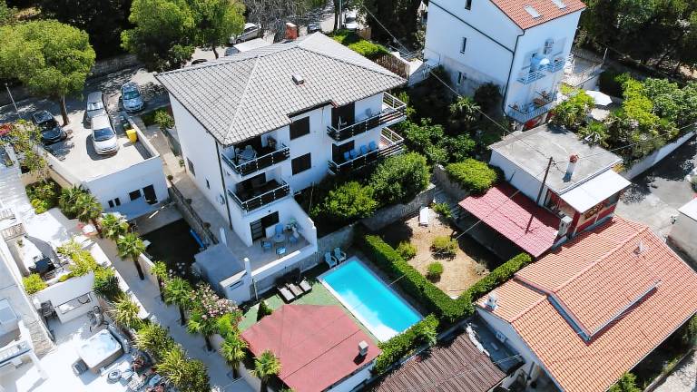 Rental apartment with pool, barbeque & patio in Crikvenica