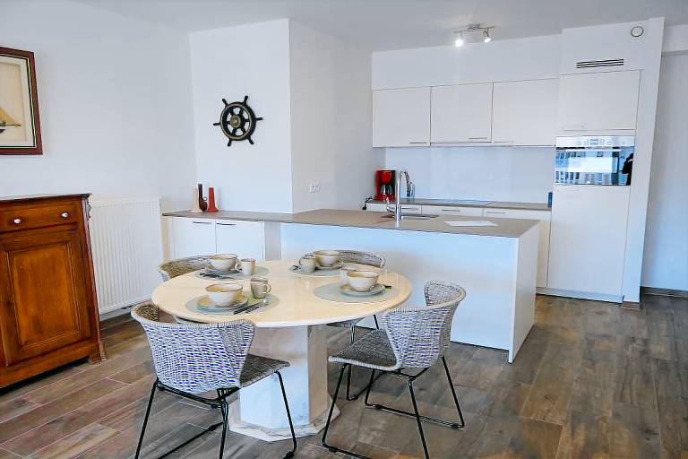 Apartment with patio — photo 2