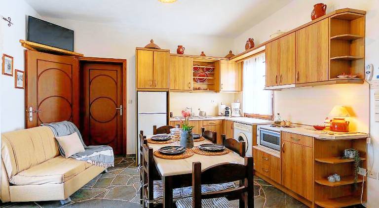 Holiday apartment with yard — photo 4