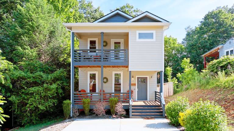 Family-oriented pleasant vacation home with garden & terrace | Pets allowed in Asheville, NC