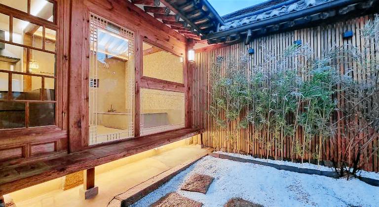 House with hot tub — photo 3