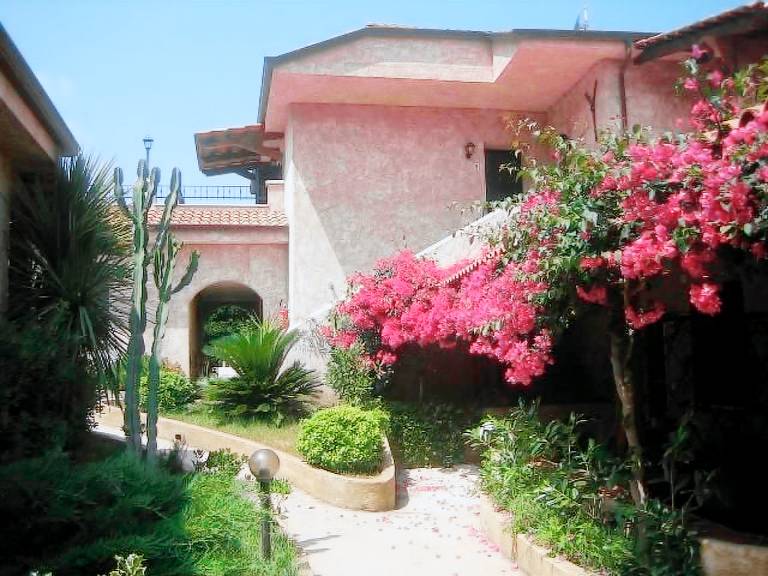 Rental apartment with barbecue, garden & pool — photo 3