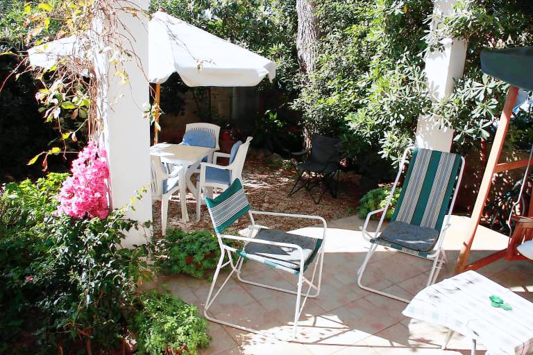 Apartment with yard, patio & grill | Close to the beach | Dogs allowed in Supetar